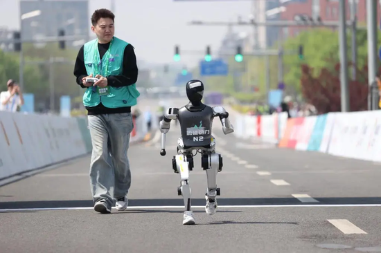 松延动力将上春晚,“形式非常新颖,跟之前的都不一样”