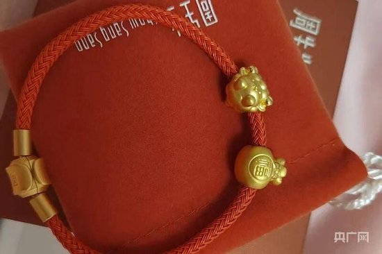 周生生足金挂坠,检测出铁银钯!