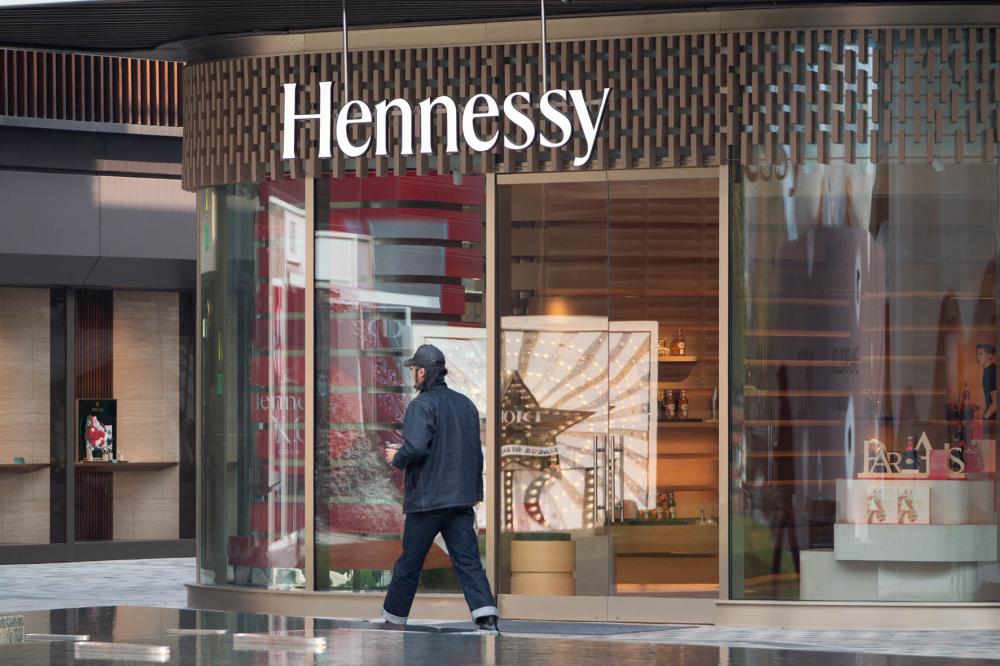 营收下滑，轩尼诗放下了高端的面子