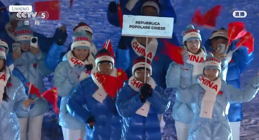 米兰冬奥会开幕，中国代表团亮相，谷爱凌再出征！郎朗时隔18年再登奥运开幕式舞台，奏响《奥林匹克颂》