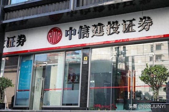 券商一年少近8000人,公募却九次刷新纪录:金融人正“用脚投票”