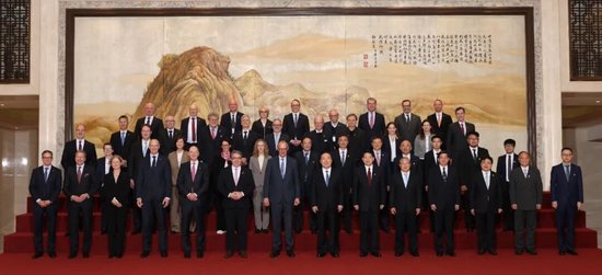 默茨访华杭州行：强脑科技韩璧丞亮相中德企业交流活动