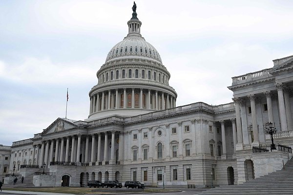 美国会众议院否决一项限制美总统发动军事行动权限的议案