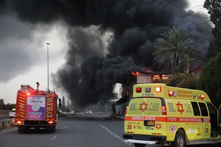 美军空袭伊朗石油出口枢纽哈尔克岛,战事最新速览→