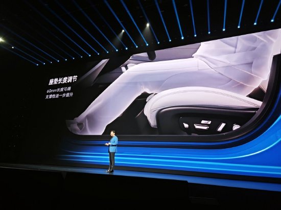 小米新SU7标配18向可调运动座椅，雷军：以往只在百万豪车有，保时捷要加2.1万才能选配