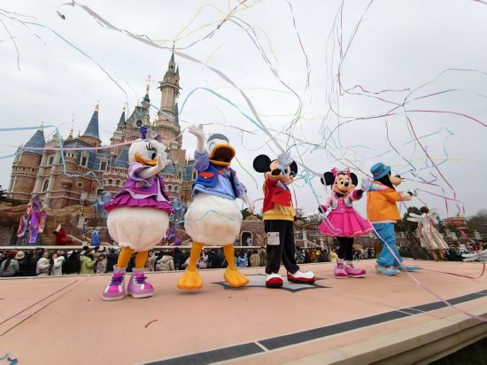 上海迪士尼举办10岁生日庆典：全新升级巡游队列，推出全新娱乐演出