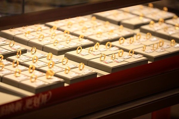 金价“九连跌”，周大福延缓涨价