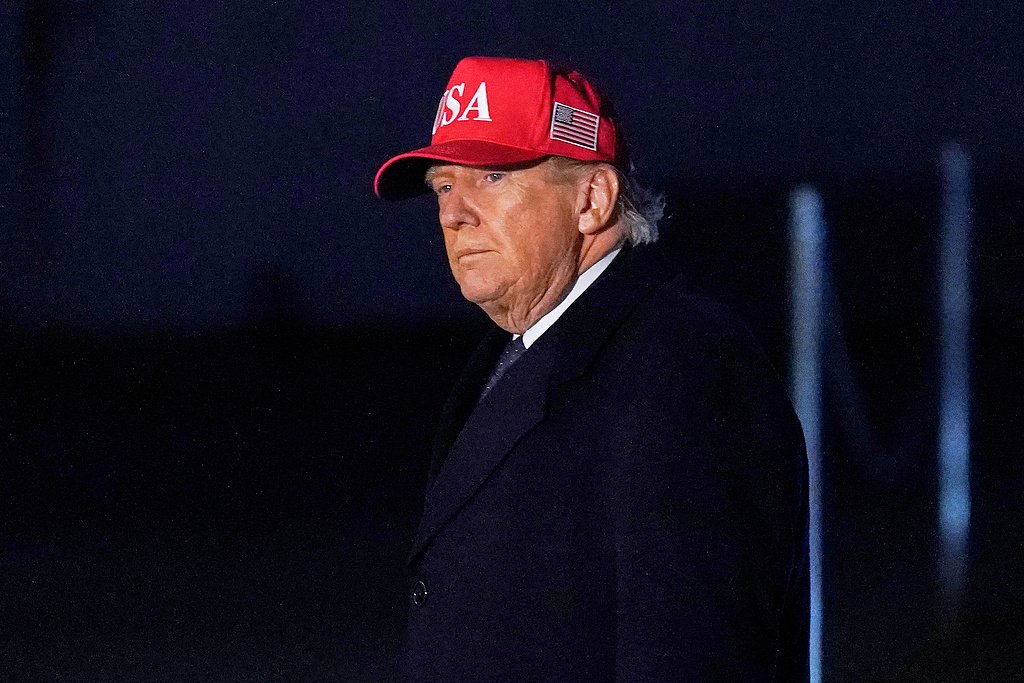 特朗普:美伊正在对话 若达成“正确协议”霍尔木兹海峡将开放