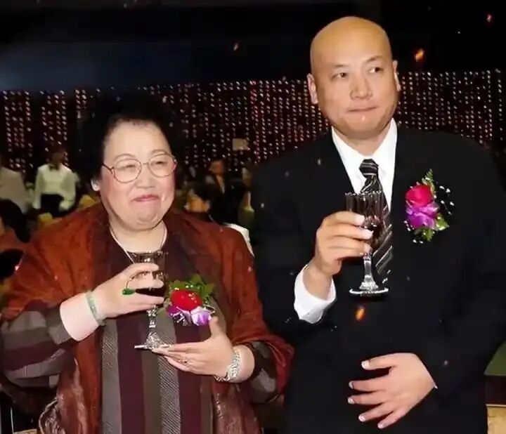 “猪八戒”马德华将送别陈丽华:大姐非常好非常有爱心,各方面都非常优秀,她为紫檀事业作出很大贡献,她的离去让我们很悲痛