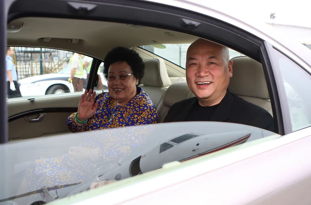 “猪八戒”马德华将送别陈丽华:大姐非常好非常有爱心,各方面都非常优秀,她为紫檀事业作出很大贡献,她的离去让我们很悲痛