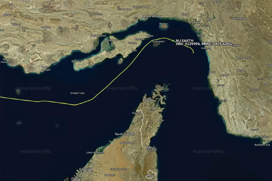 停火后已有两艘船只通过霍尔木兹海峡，但仍有数百艘被困