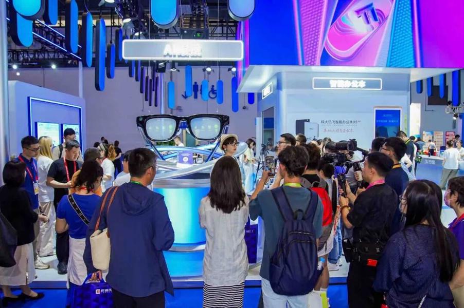 科大讯飞携AI眼镜亮相消博会，全场景AI赋能海南自贸港跨语言沟通