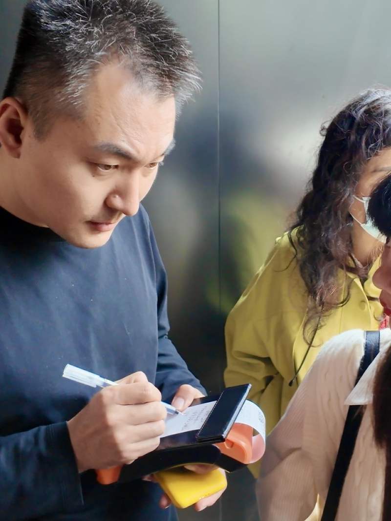 “黄牛”代排队300元/人，演员文章面馆回应：治理招数都用上了