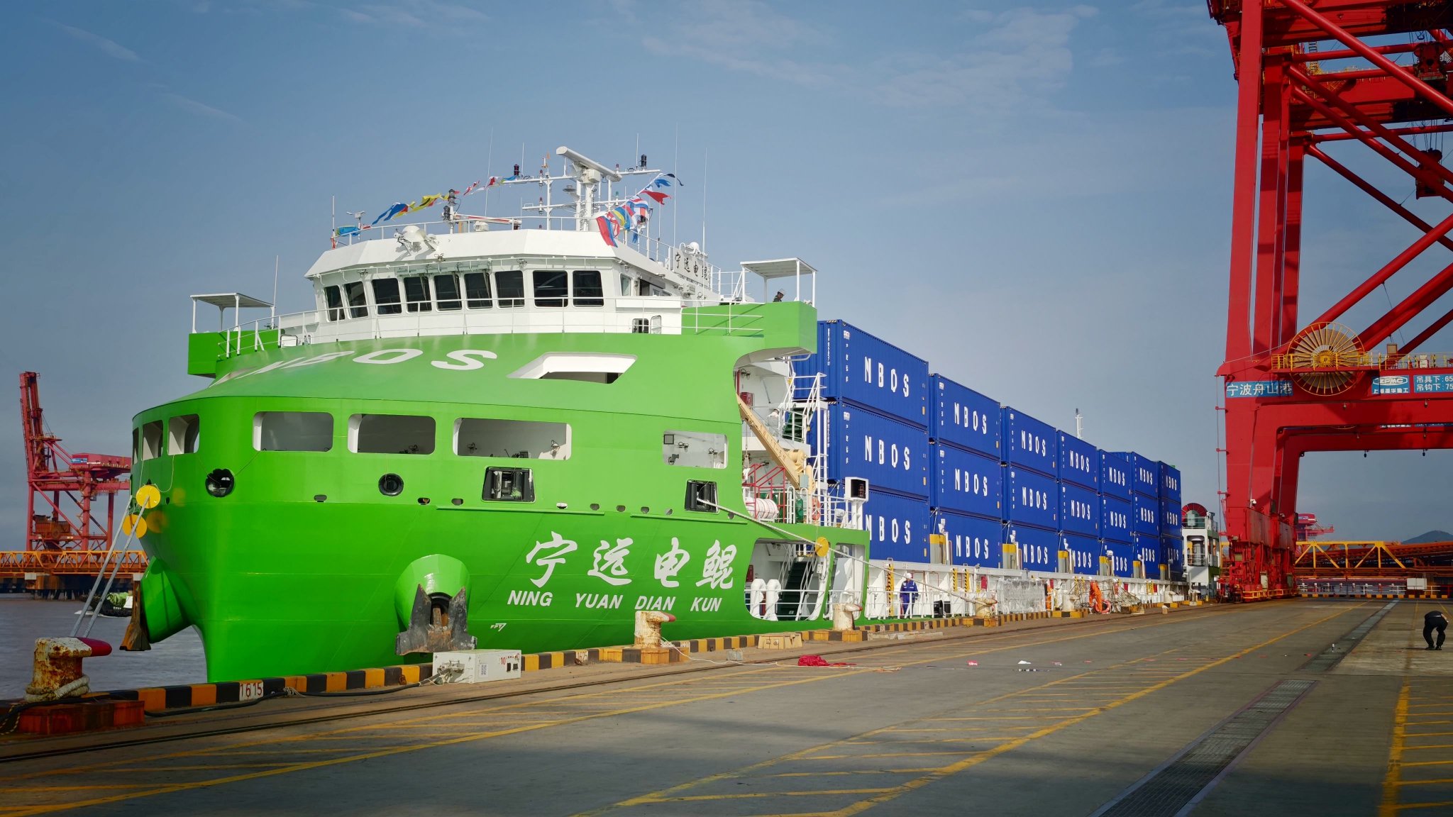 全球最大万吨级纯电动智能船进入商业运营