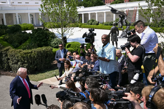 特朗普看好与伊朗达成协议的前景 称以黎同意停火10天