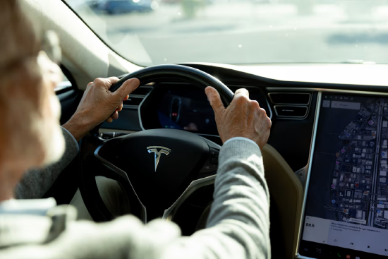 车主因特斯拉自动驾驶承诺掀起抗议浪潮