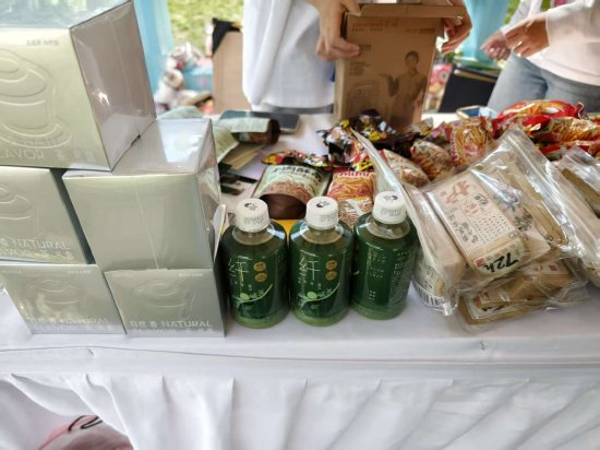 王小卤、珍酒等齐现“扭蛋机”，小朋友抱走“大奖”