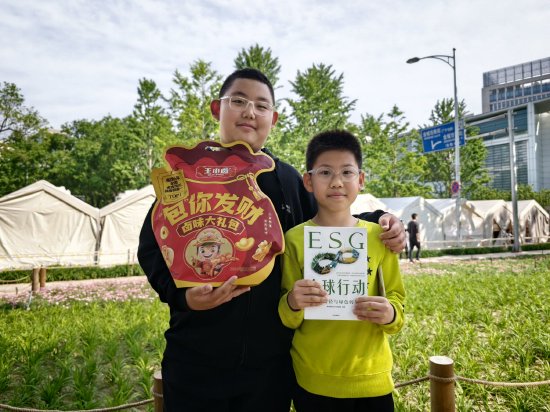 王小卤、珍酒等齐现“扭蛋机”，小朋友抱走“大奖”