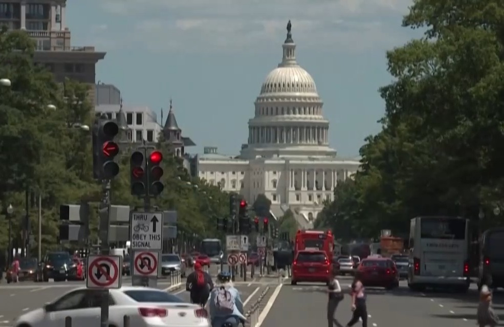 美最新民调显示特朗普支持率跌至任内新低