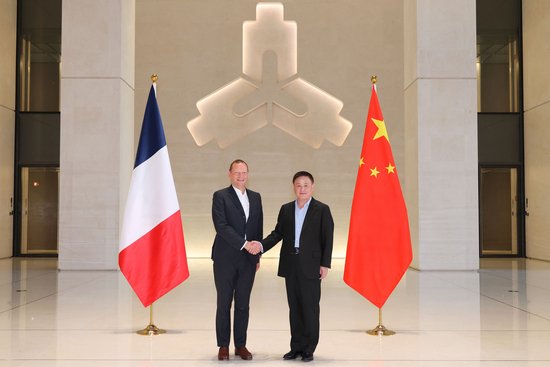 中国人民银行行长潘功胜会见法国总统外事顾问博纳